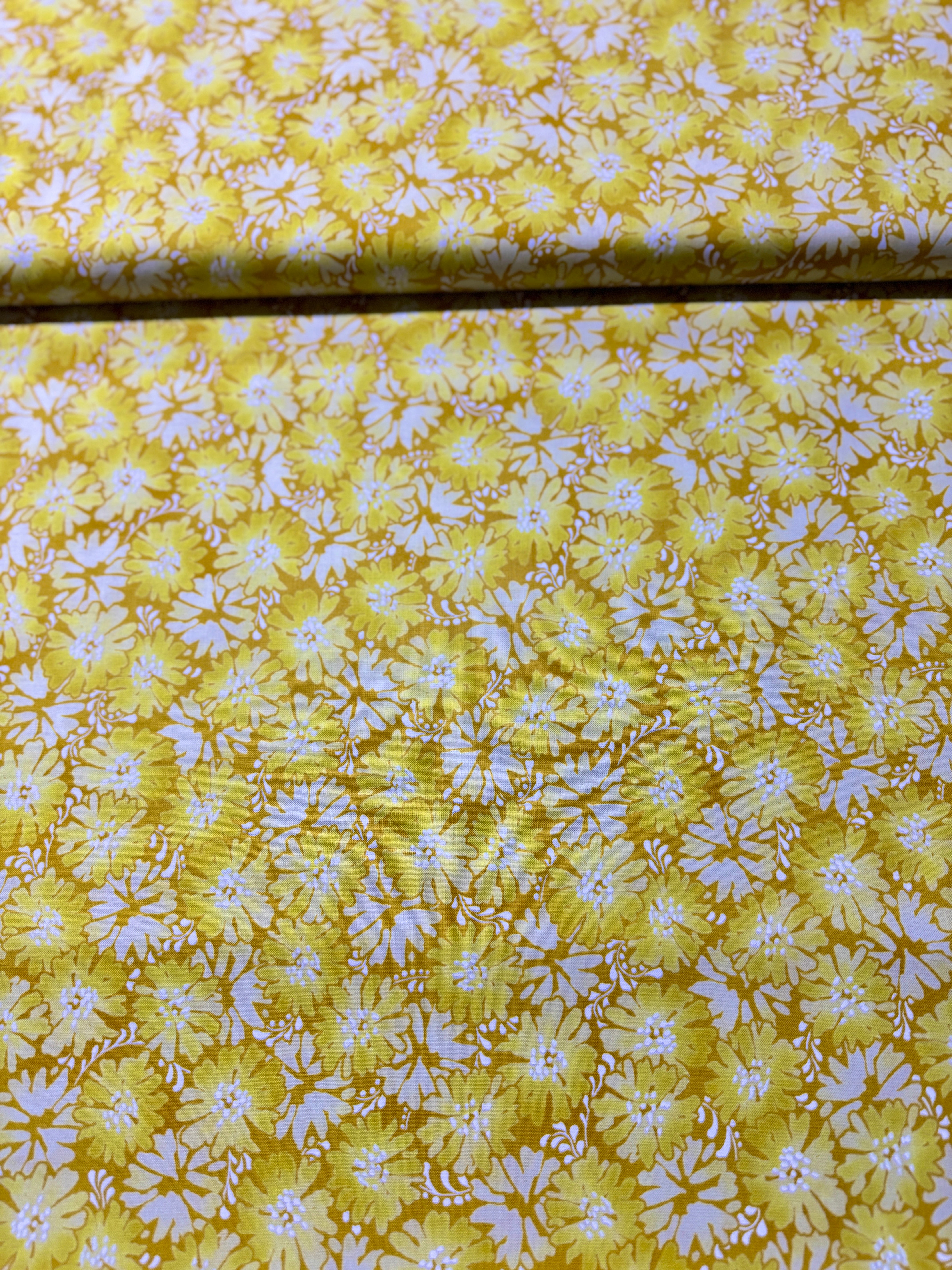 Daisy Blue - Graceful Garden Daffodil Yardage