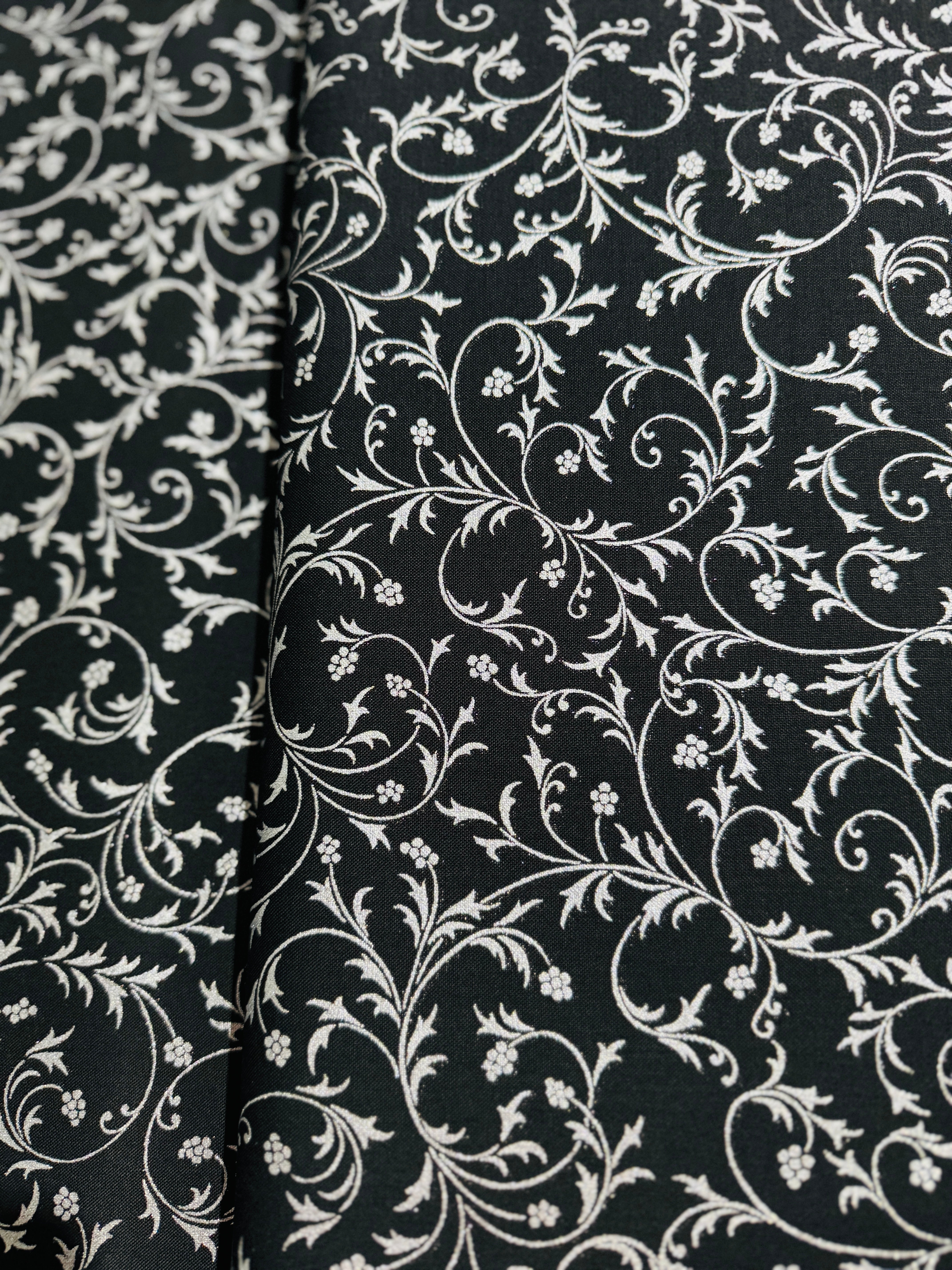 Holiday Flourish-Snow flower - Swirls Onyx Metallic Yardage